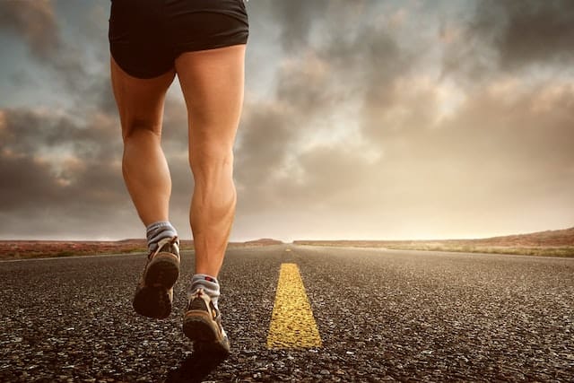 Sportif course à pieds sur route - Photo par pexels kinkate