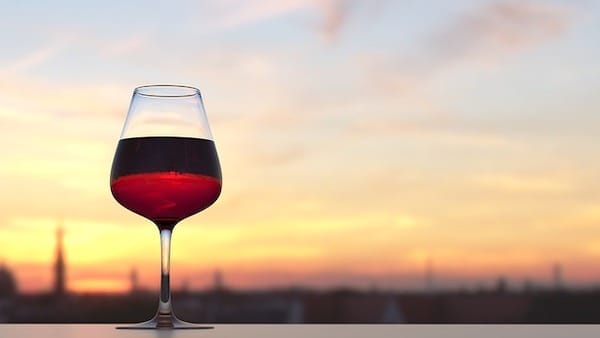 Verre de vin rouge devant couché de soleil - Pixabay by Qimono