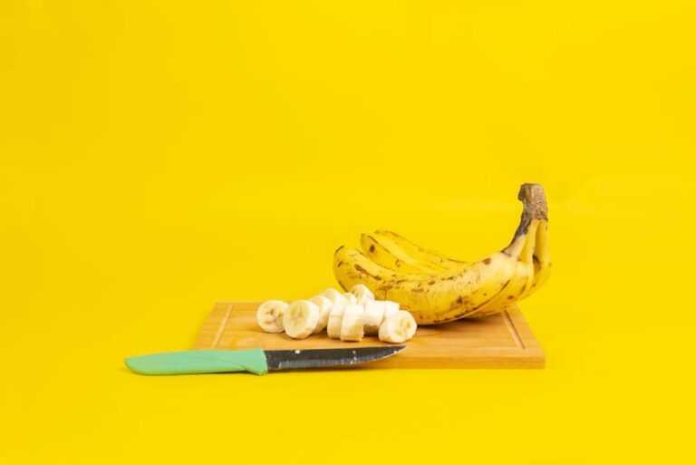 banane mûre sur fond jaune - Freepik