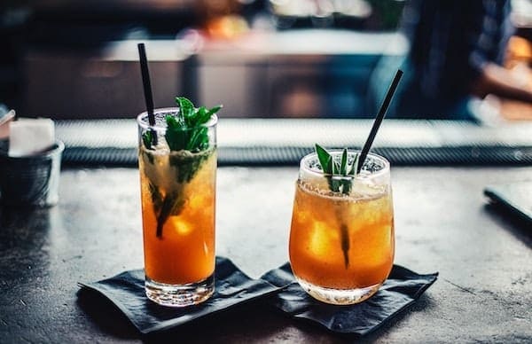 deux verres cocktails sur table alcool