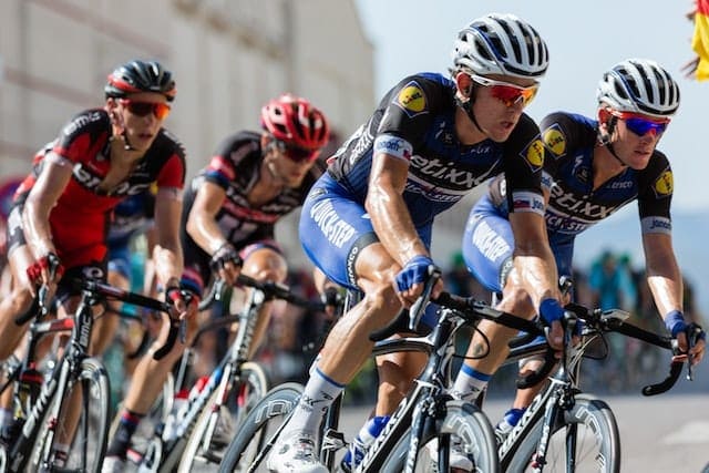 groupe de cyclistes sur leur vélo - Photo par Pixabay