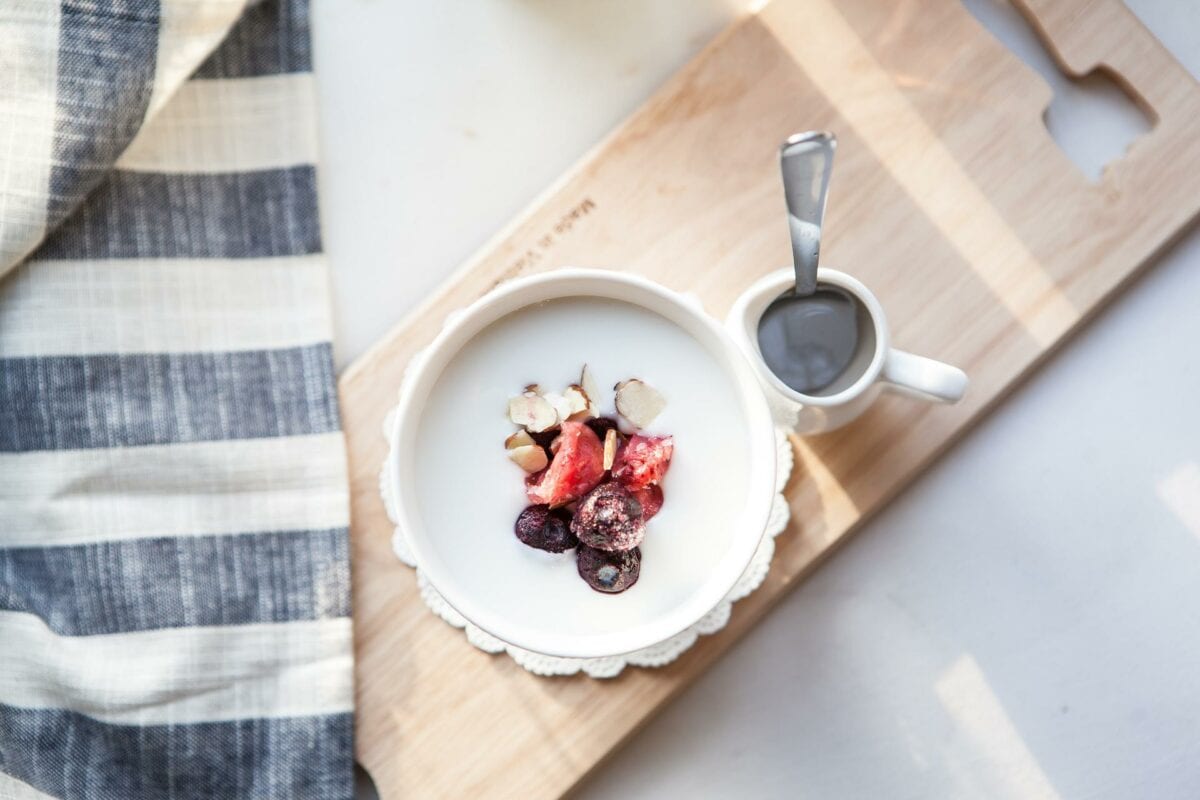yaourt fruits rouges fond blanc bois - Image par 이동원 lee de Pixabay