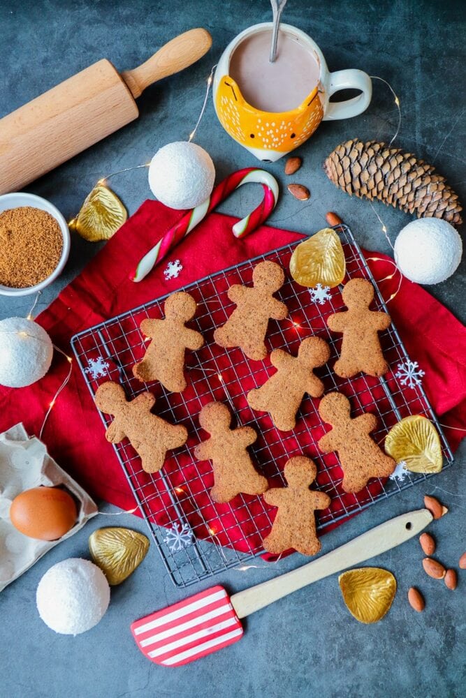 Biscuits aux épices fond noir_