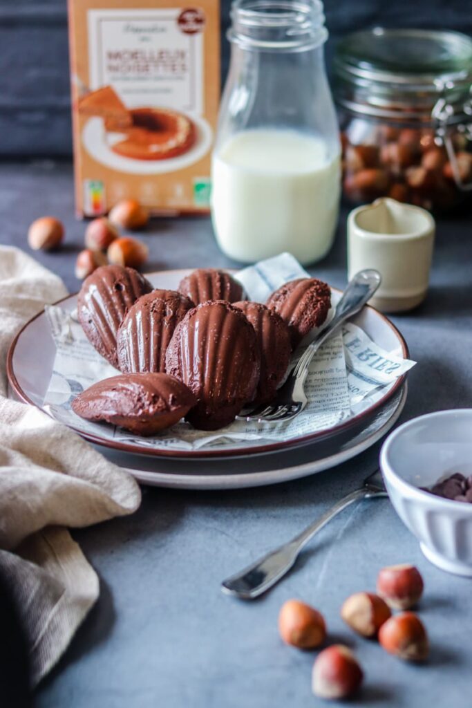 Madeleine moelleux noisette coque chocolat