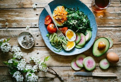 assiette_keto_oeuf_avocat_table_bois_fleurs