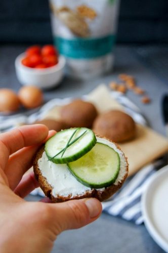 Minis pains à la farine d'amande avec fromage et concombre