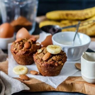 Encore une autre façon de pimper notre préparation pour banana bread, le banana bread aux amandes en version muffins ! 🧁

Idéal à emporter partout avec vous pour vos encas sains au boulot, le goûter des enfants, … 😎

Dans cette recette, on a donné un côté croquant aux muffins avec des morceaux d’amandes ! Le tout vous permet d’avoir un banana bread à faible indice glycémique, faible en sucres, riche en fibres et en protéines. 💚😍

Cette recette est sans sucres ni matières grasses ajoutées !🤯

#muffins #bananabread #recettegourmande #igbas #recetteigbas #recettesanssucres #maxdegenie #recettefacile