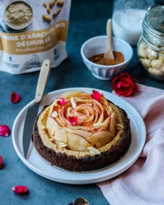 Vous cherchez à épater pour la fête des mères ? 
Ne cherchez plus ! Découvrez notre recette de cheesecake à indice glycémique bas avec une base de cacahuètes et une sublime rose de pommes sur le dessus. À la fois beau, esthétique et incroyablement gourmand, ce gâteau est parfait pour célébrer les mamans !
Pour une couleur éclatante, choisissez des pommes rouges, de préférence bio, car vous allez conserver et déguster la peau. Bon appétit ! 🌹🍎🍰 

#maxdegenie #igbas #indiceglycémiquebas #recettegourmande #recettesaine #recettefetesdesmeres #cheesecakeigbas